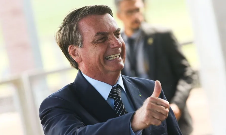 Bolsonaro minimiza gastos com cartão e diz que fica até janeiro de 2027