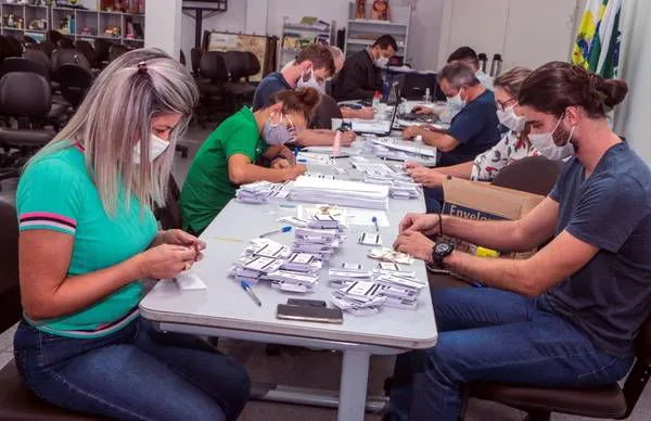 Equipe da prefeitura organiza cartões do Boa Comida