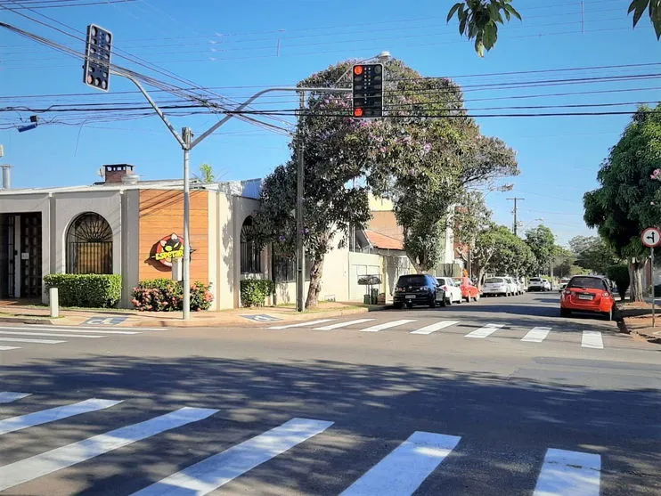 Cruzamento da Rua Uirapuru com Ibis recebe novo semáforo