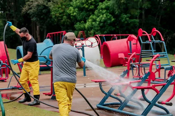 Servidores da prefeitura desinfetam parque infantil