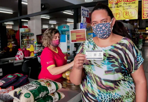 Apucaranenses já começaram a fazer compras com cartão Comida Boa