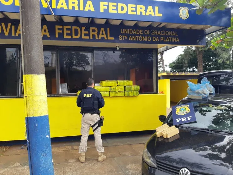 Carro roubado é apreendido com 250 quilos de maconha no Paraná