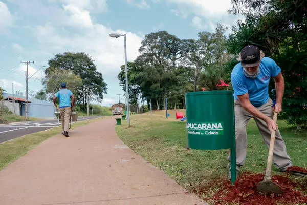 Lixeira é instalada no Parque Jaboti, em Apucarana