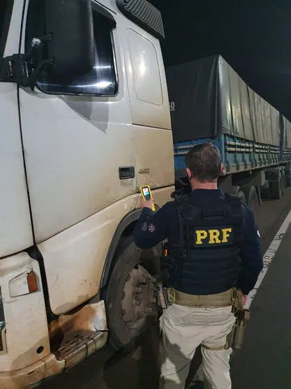 PRF prende motorista de caminhão embriagado em Apucarana