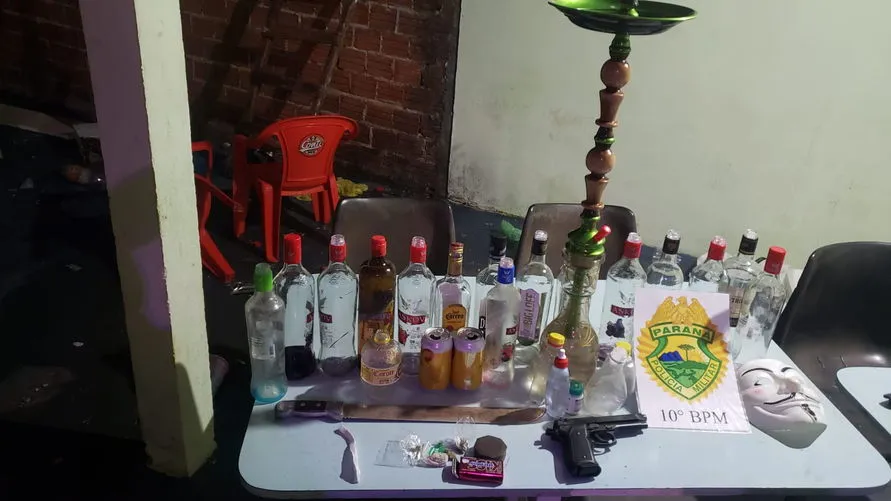 PM encontra menores em festa com aglomeração, bebidas alcoólicas e drogas