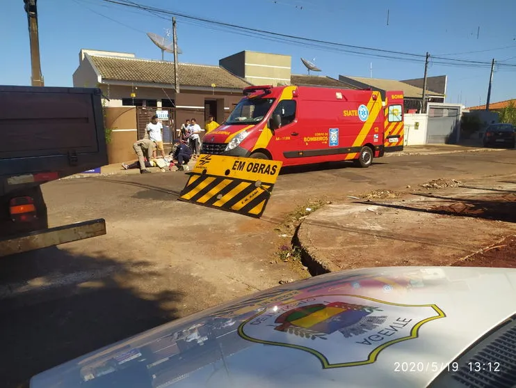 Mulher fica ferida em colisão entre moto e caminhão