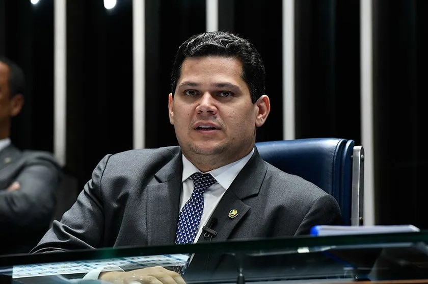 Alcolumbre diz que reunião entre ele, Bolsonaro e Maia foi 'histórica'