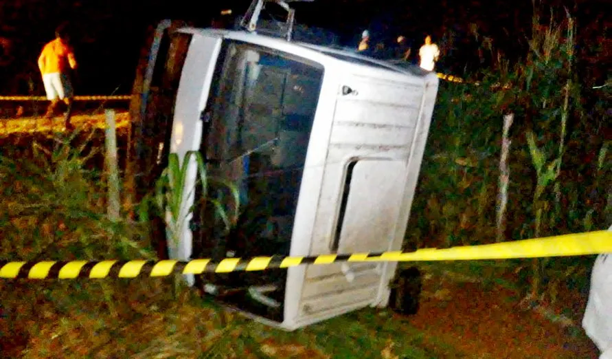 O caminhão caiu em um barranco e tombou, a vítima morreu no local do acidente