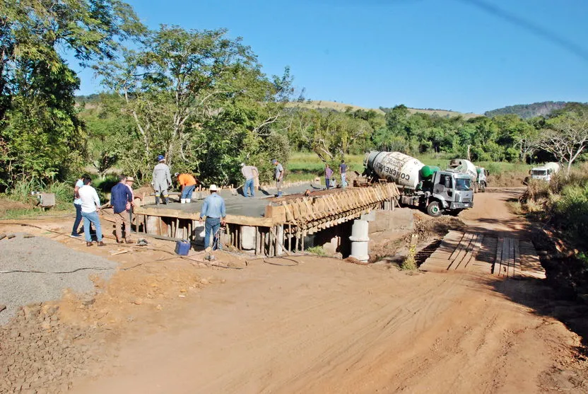 Construção da ponte de concreto sobre o Rio Bufadeira