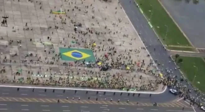 Bolsonaro sobrevoa Esplanada de helicóptero para ver manifestação