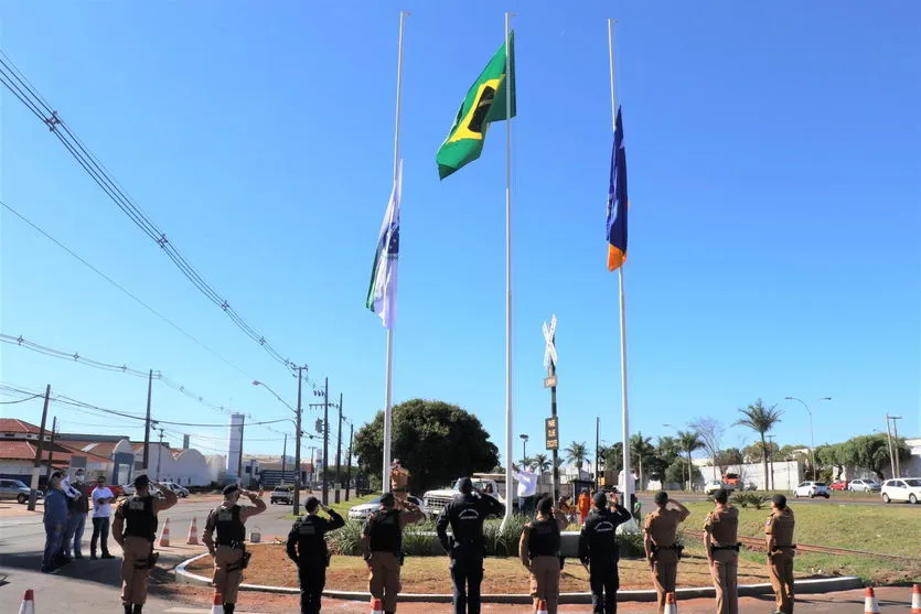 Bandeiras são instaladas no entroncamento das Ruas Pavão e Guaratinga