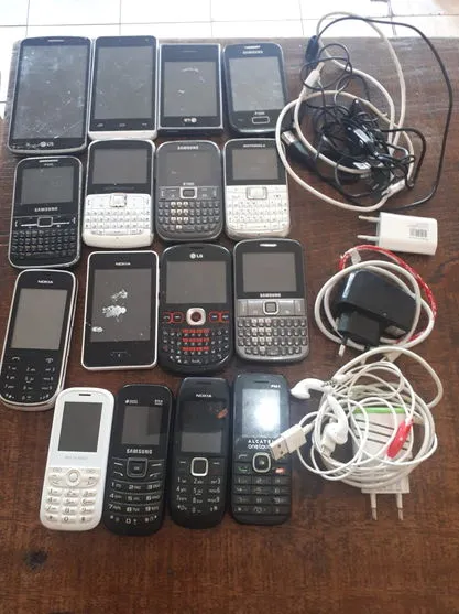 Agentes encontram celulares que foram jogados no minipresídio de Apucarana
