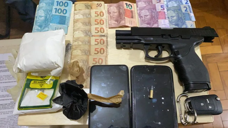 Dois são detidos suspeitos de tráfico de drogas em Faxinal