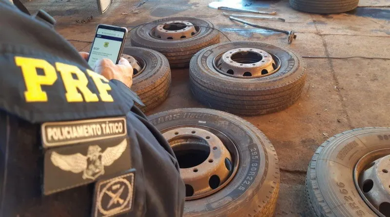 A maconha  estava escondida em 12 pneus de uma carreta; o motorista foi preso