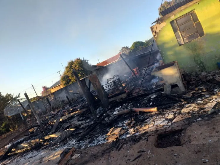 Casa ficou totalmente destruída pelas chamas