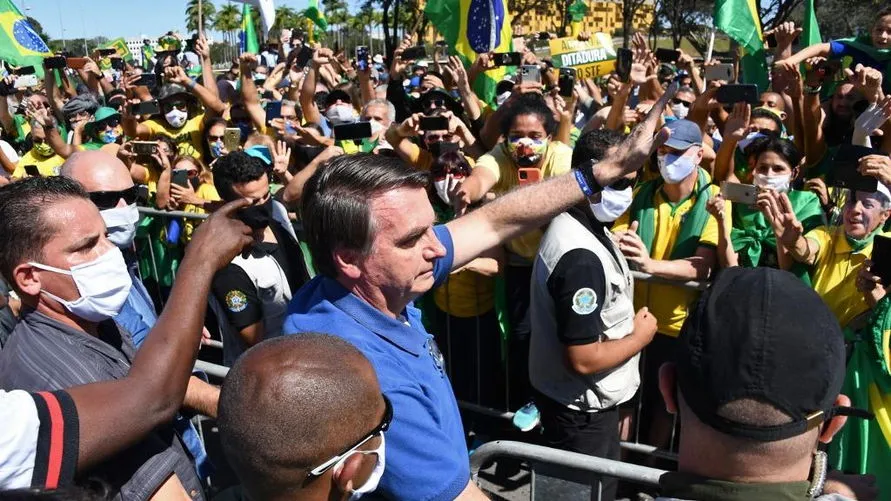 Bolsonaro vai a manifestação e cumprimenta apoiadores
