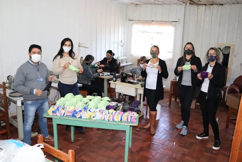 Parceira em Ivaiporã produz máscaras  para  escolas municipais