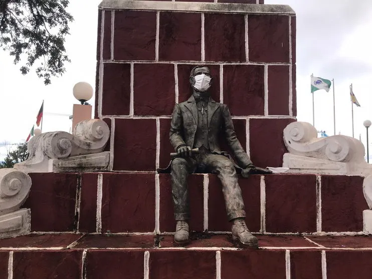 Estátuas em praças de Apucarana recebem máscaras contra a Covid-19