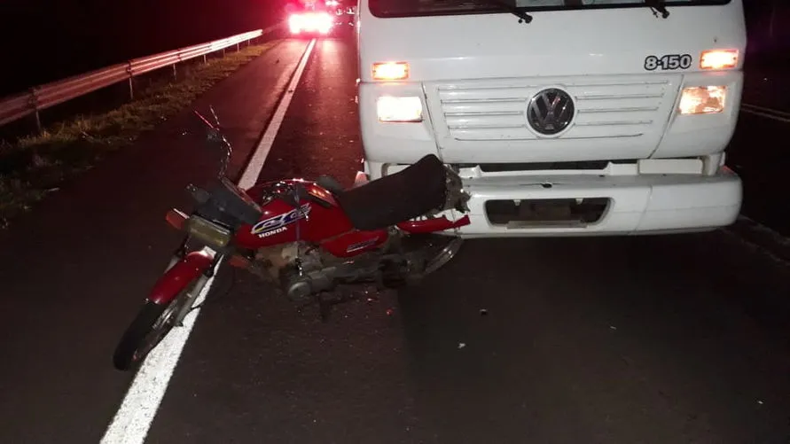 Acidente entre caminhão e moto na PR-444 provoca morte de mulher