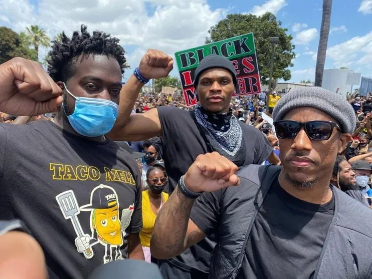 Destaques na NBA comandam protestos contra racismo na Califórnia