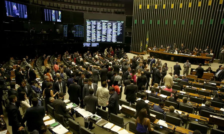 Câmara dos Deputados aprova uso de máscara em todo o país