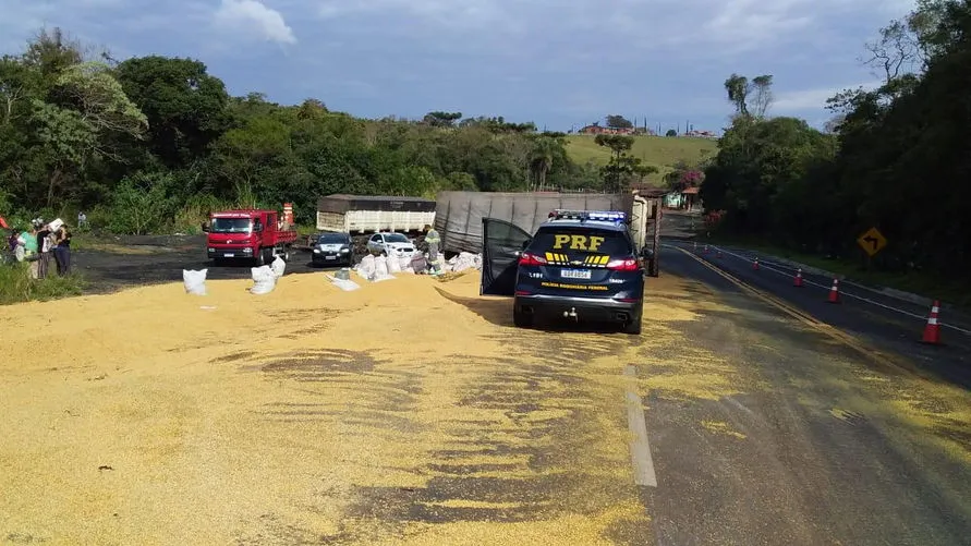 Motorista sofre ferimentos após tombar caminhão na BR-376