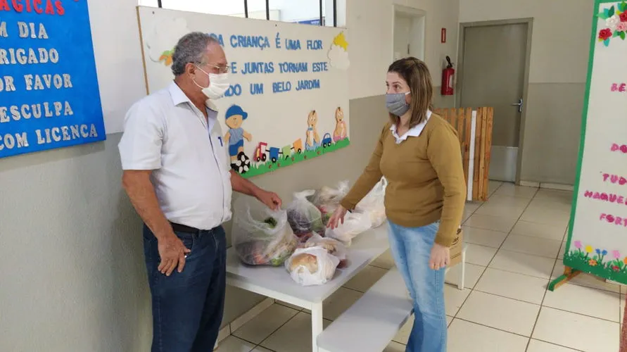 Jandaia do Sul distribui cestas para alunos da rede municipal