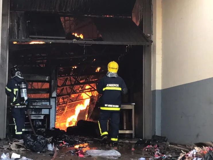 Incêndio atinge fábrica de confecção em Apucarana; assista