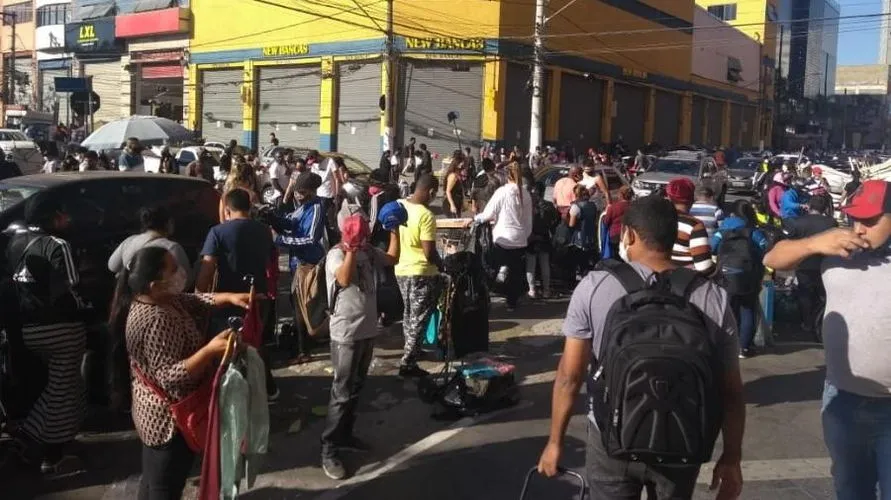 Consumidores se aglomeram no Brás em São Paulo