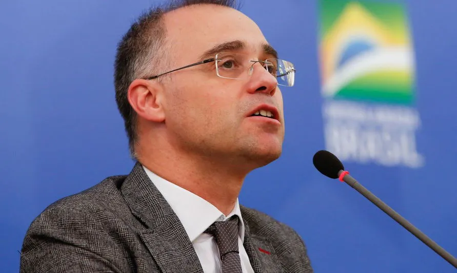 Ministro pede abertura de inquérito para apurar ofensa a Bolsonaro