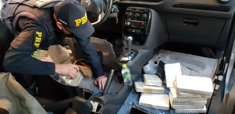 PRF apreende 63 quilos de cocaína e prende um homem em Rolândia