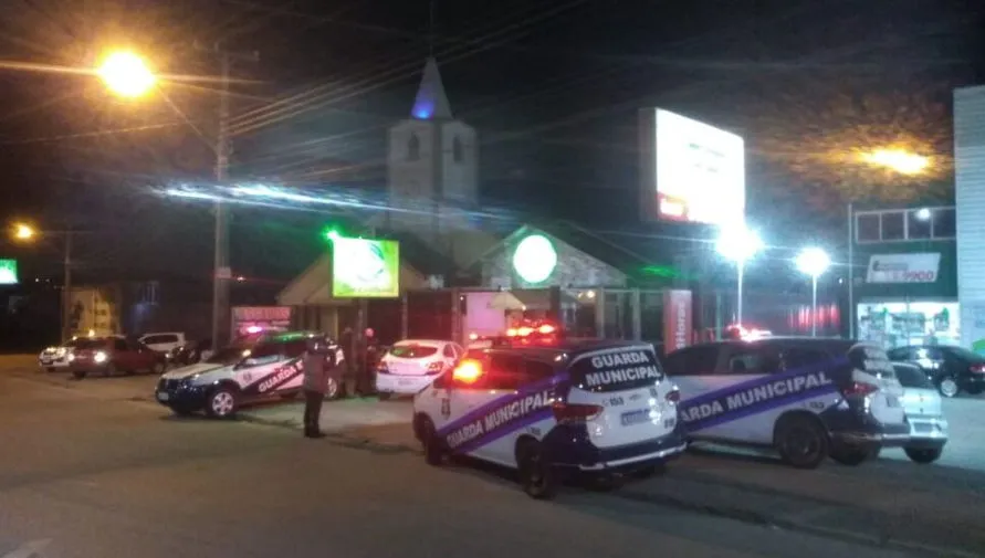 Policiais interrompem festa clandestina em Colombo