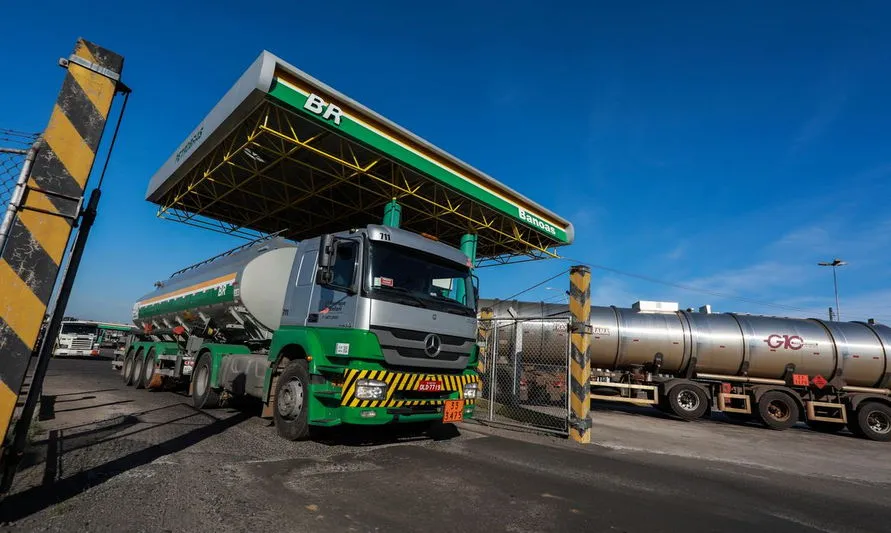 Preço da gasolina e do diesel vendido nas refinarias aumenta