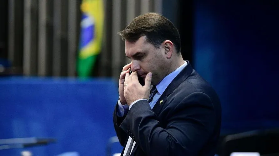 Flávio Bolsonaro é chamado a depor sobre suposto vazamento da Furna da Onça