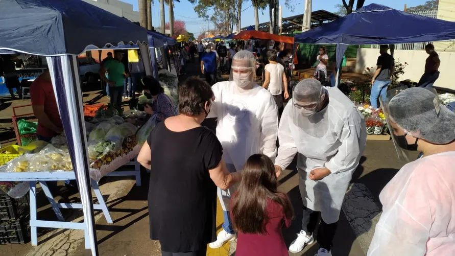 Residentes da AMS orientam consumidores na feira de Apucarana