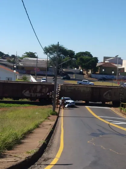 Carro é atingido por trem em Apucarana