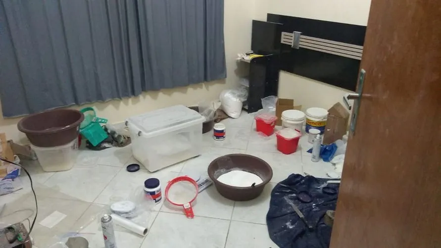 Refinaria de cocaína aos fundos de casa é descoberto pela polícia