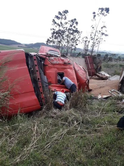 Caminhoneiro fica ferido após tombamento na PR-466