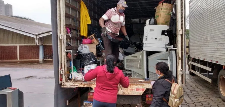 Arapongas realiza 'bota-fora' de eletrônicos e pneus