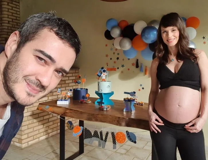 Marcos Veras e Rosanne Mulholland fazem chá de bebê virtual