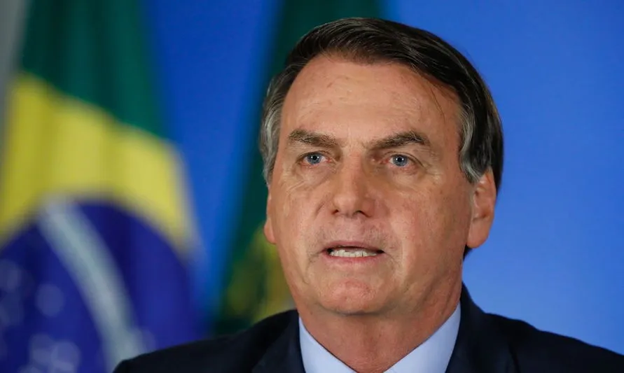 Bolsonaro sanciona com vetos lei que obriga uso de máscaras