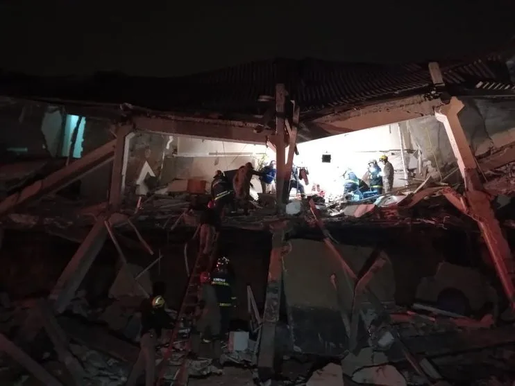 Cinco pessoas da mesma família ficam feridas após prédio desabar, em Colombo