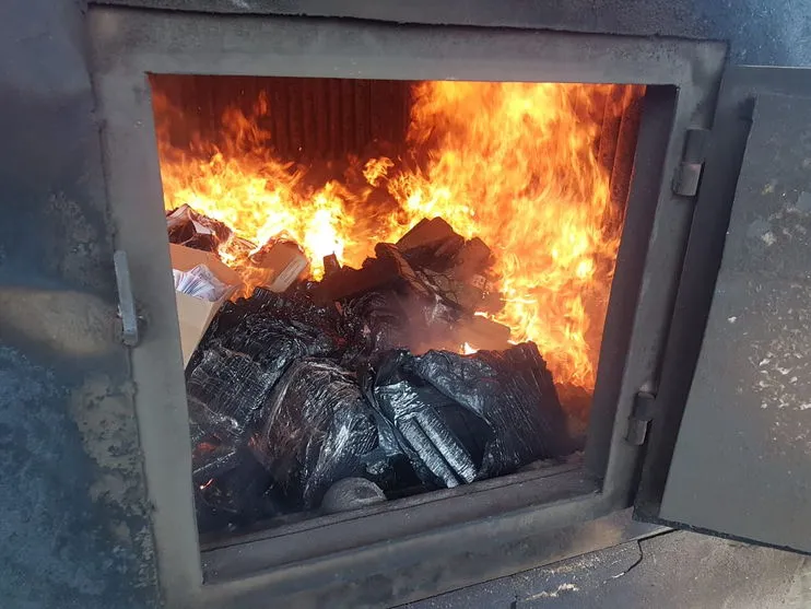 PRF e Polícia Civil realizam incineração de maconha