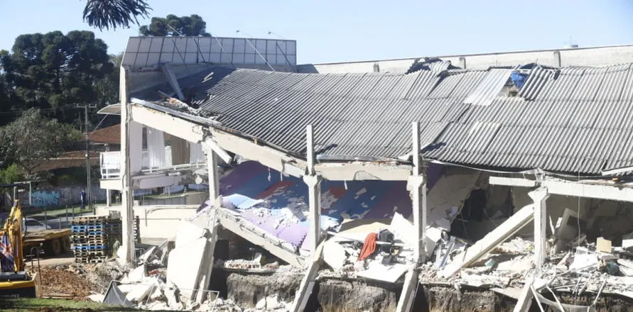 Defesa Civil interdita casas vizinhas ao prédio que desabou em Colombo
