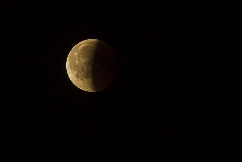 Eclipse lunar ocorre na madrugada deste domingo