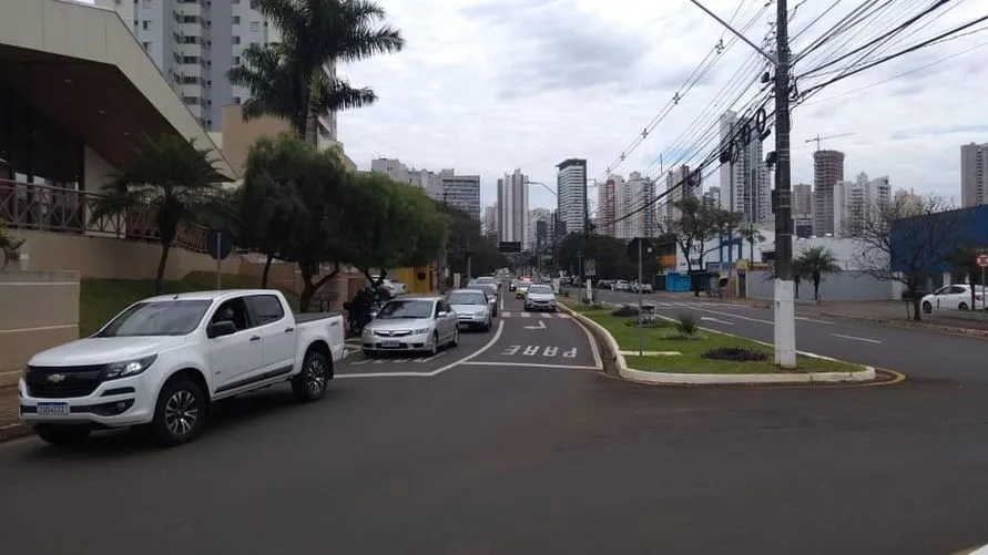 Comerciantes fazem buzinaço contra quarentena restritiva em Londrina