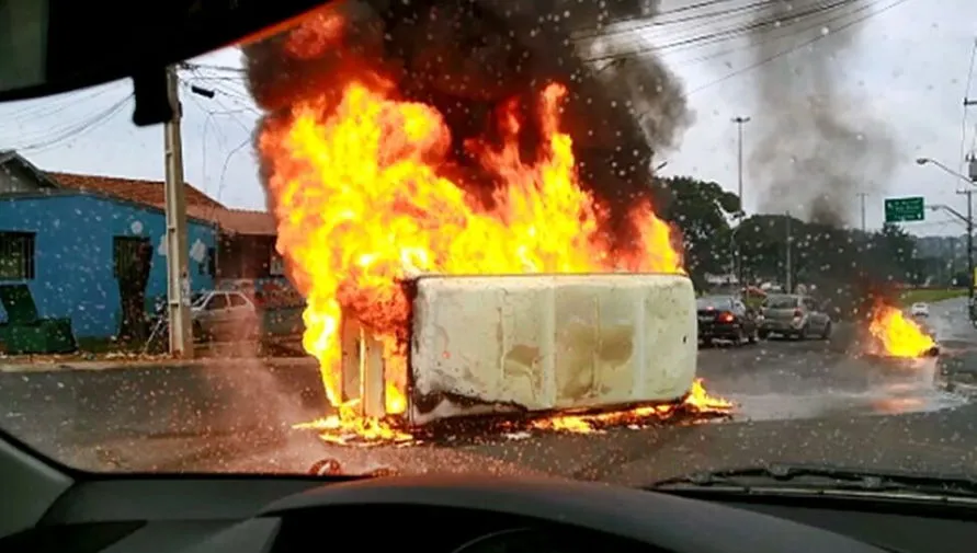 Kombi carregada com produtos inflamáveis pega fogo perto de posto