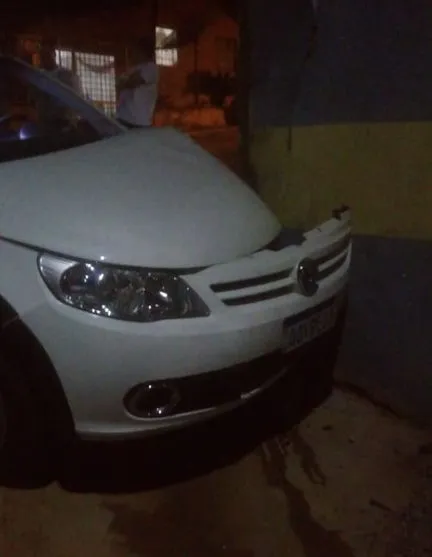 Motorista é detido após atingir portão e muro de casa em Apucarana