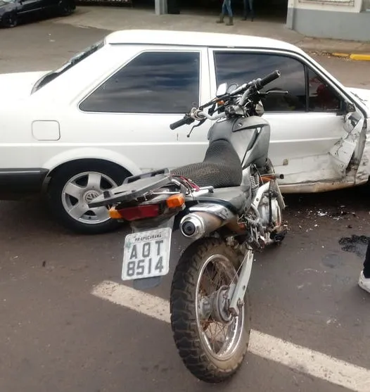 Motociclista sofre ferimentos após acidente na Av. Minas Gerias; assista