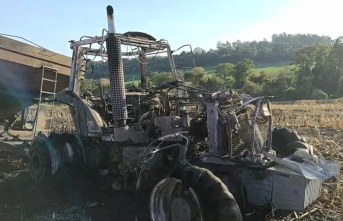 Trator é destruído após pegar fogo na zona rural de Cambira